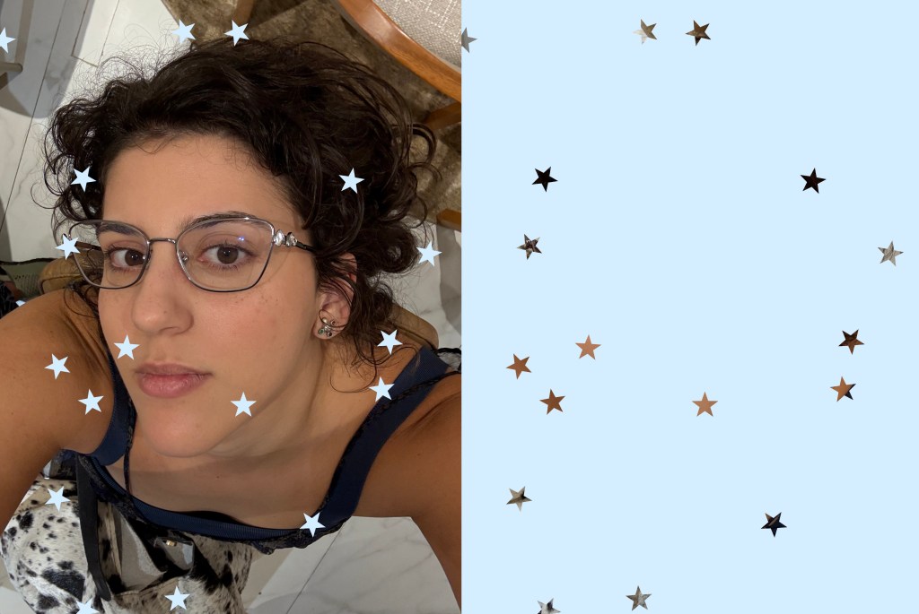 selfie coberta de estrelinhas azuis. sou uma mulher branca, de cabelo castanho, usando óculos prateados